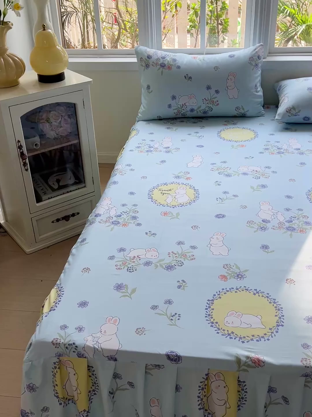 91家纺网 家纺一手货源 找家纺 极梦家纺 2025新款磨毛印花床裙三件套（支持定制） （总链接二） 蓝白兔