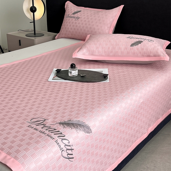 91家纺网 家纺一手货源 找家纺 如一2025新款A类刺绣PE中分子冰豆豆凉感软席-都市系列 都市-仲夏粉