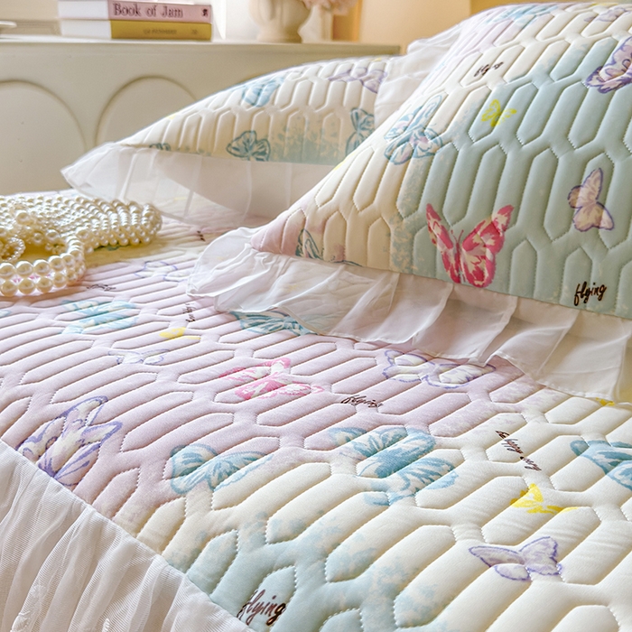 91家纺网 家纺一手货源 找家纺 网红馆（ck家纺） 2025春夏新款印花凉感丝乳胶床裙凉席空调席夏被空调被 翩翩起舞 粉