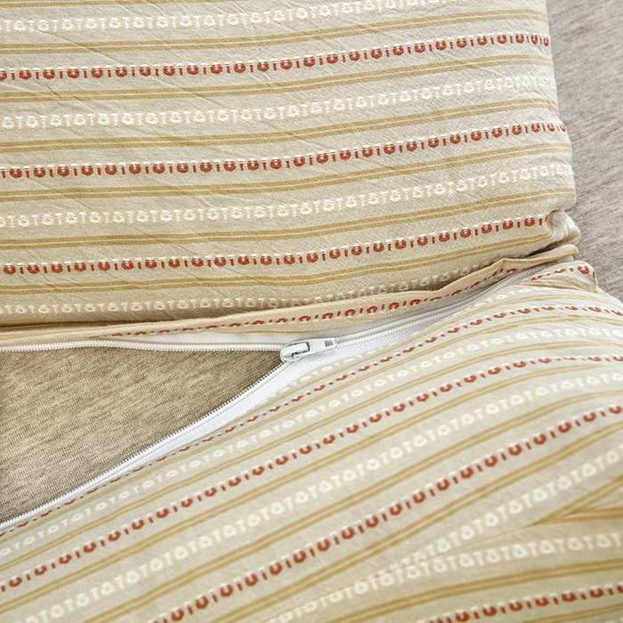 91家纺网 家纺一手货源 找家纺 新丽佳家纺 2025新款二合一三角荞麦牵引枕头条纹款枕头枕芯 卡其 三角枕35x16cm 方枕35x20cm/只