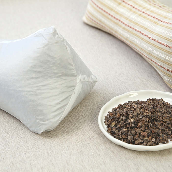 91家纺网 家纺一手货源 找家纺 新丽佳家纺 2025新款二合一三角荞麦牵引枕头条纹款枕头枕芯 卡其 三角枕35x16cm 方枕35x20cm/只