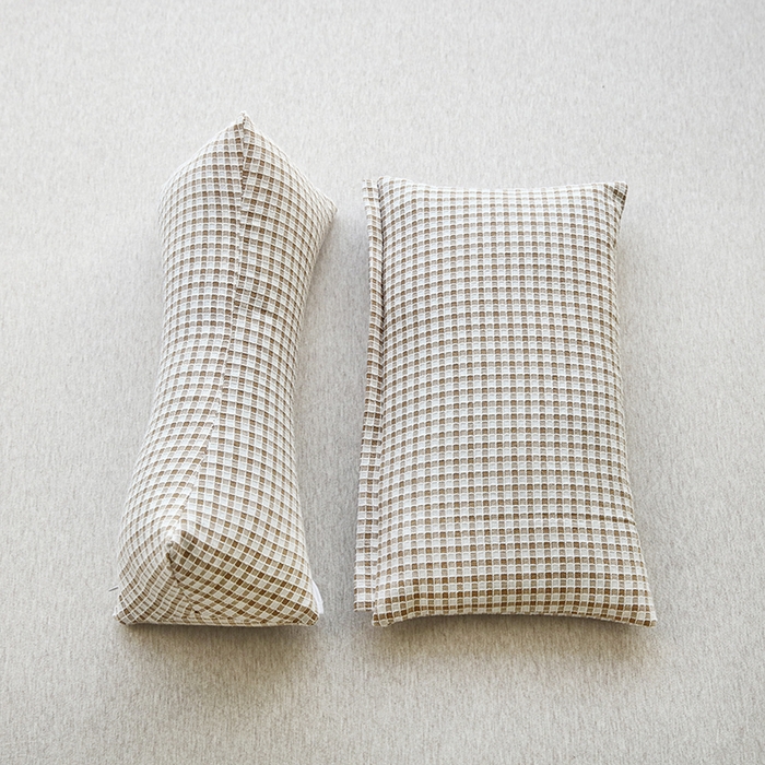 91家纺网 家纺一手货源 找家纺 新丽佳家纺 2025新款二合一三角荞麦牵引枕头格子款枕头枕芯 棕色 三角枕35x16cm 方枕35x20cm/只