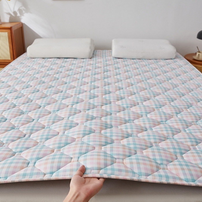 91家纺网 家纺一手货源 找家纺 祁恋婷家居 2025新款A类水洗棉藤席两用床褥 彩虹格-藤席床褥