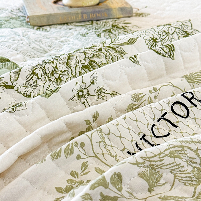 91家纺网 家纺一手货源 找家纺 虹星家纺 2025新款斜纹全棉纯棉印花床盖-清甜 清甜-时光笔墨