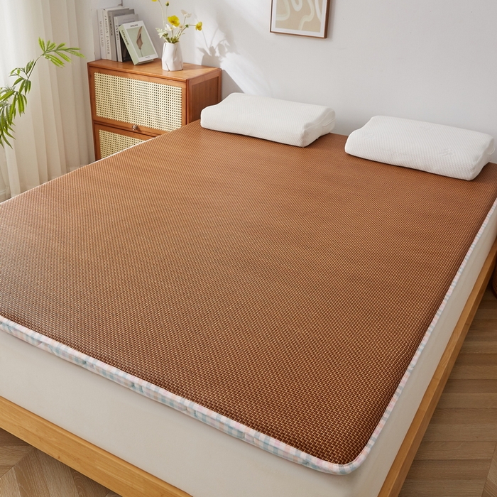 91家纺网 家纺一手货源 找家纺 祁恋婷家居 2025新款A类水洗棉藤席两用床褥 彩虹格-藤席床褥