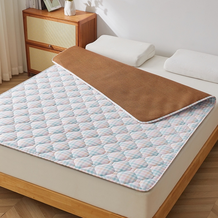 91家纺网 家纺一手货源 找家纺 祁恋婷家居 2025新款A类水洗棉藤席两用床褥 彩虹格-藤席床褥