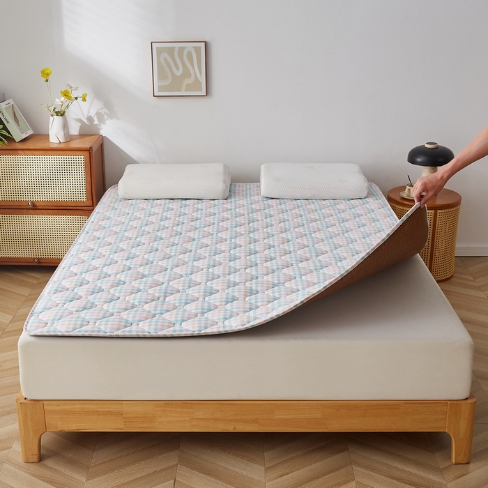 91家纺网 家纺一手货源 找家纺 祁恋婷家居 2025新款A类水洗棉藤席两用床褥 彩虹格-藤席床褥