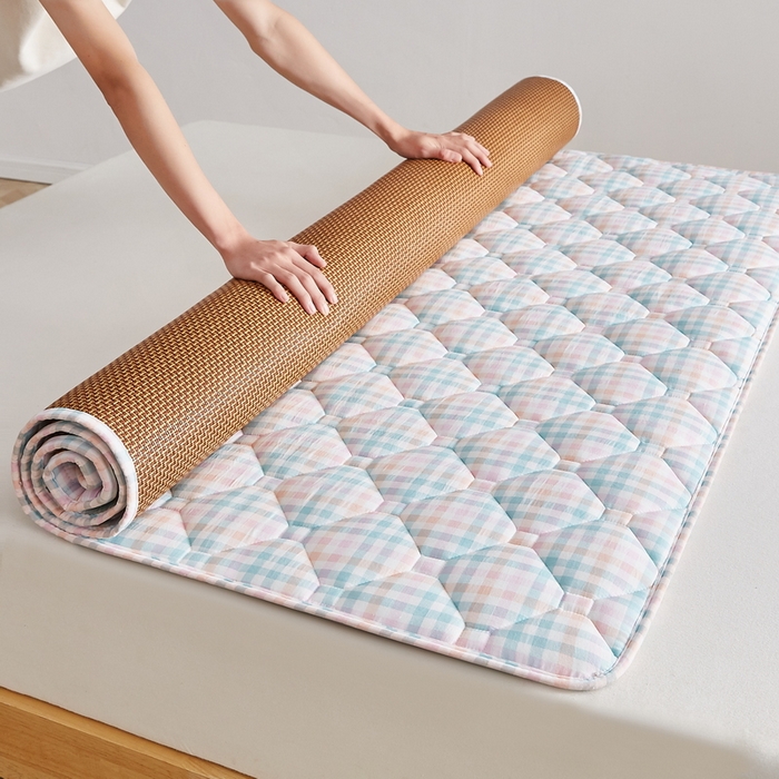 91家纺网 家纺一手货源 找家纺 祁恋婷家居 2025新款A类水洗棉藤席两用床褥 彩虹格-藤席床褥