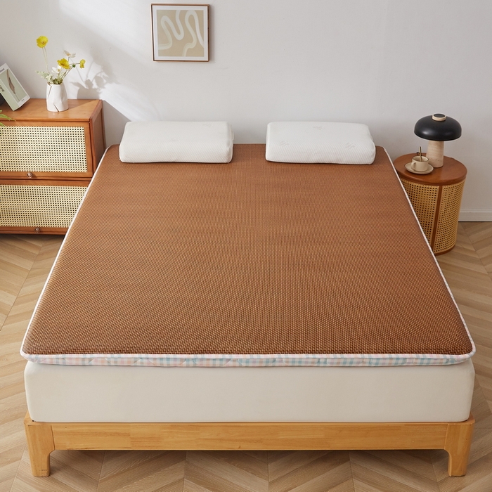 91家纺网 家纺一手货源 找家纺 祁恋婷家居 2025新款A类水洗棉藤席两用床褥 彩虹格-藤席床褥