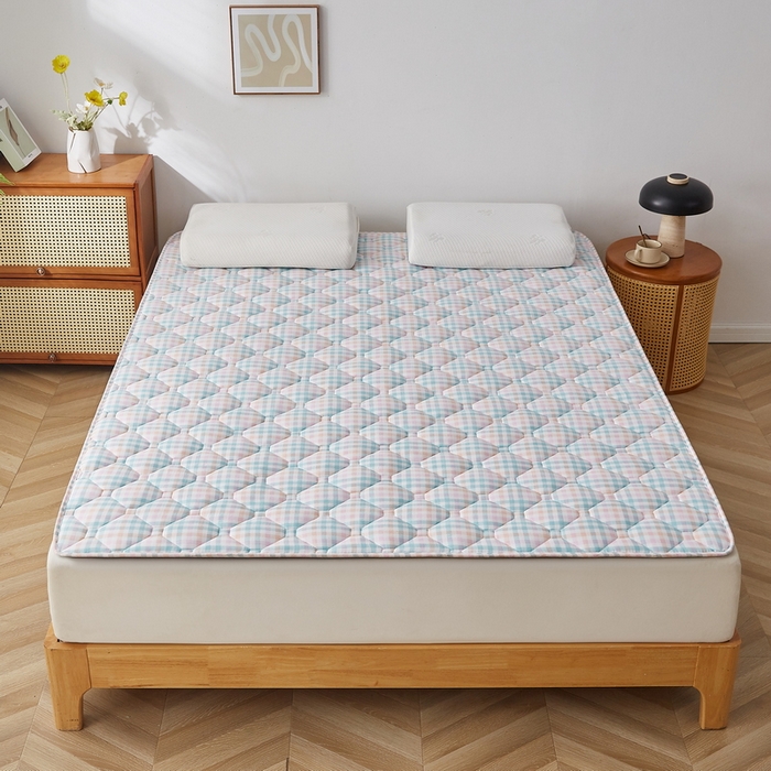 91家纺网 家纺一手货源 找家纺 祁恋婷家居 2025新款A类水洗棉藤席两用床褥 彩虹格-藤席床褥