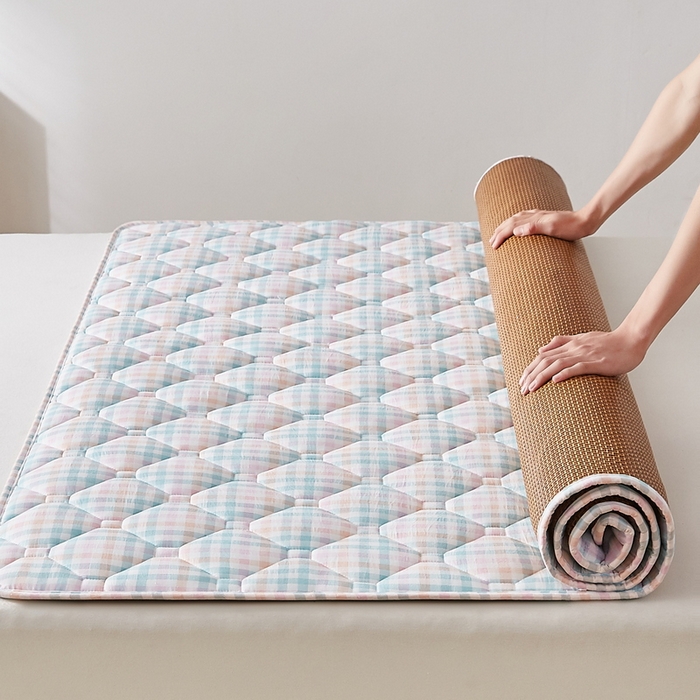 91家纺网 家纺一手货源 找家纺 祁恋婷家居 2025新款A类水洗棉藤席两用床褥 彩虹格-藤席床褥