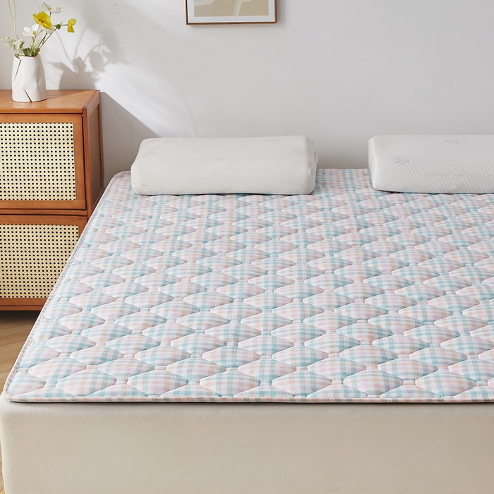 91家纺网 家纺一手货源 找家纺 祁恋婷家居 2025新款A类水洗棉藤席两用床褥 彩虹格-藤席床褥