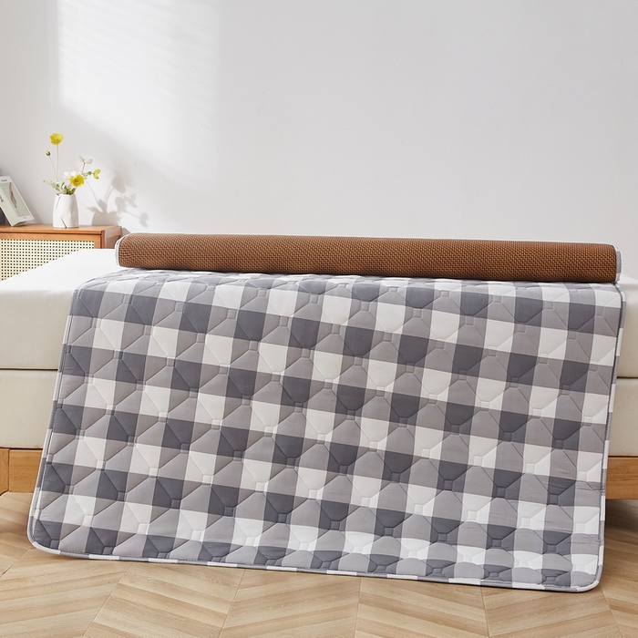 91家纺网 家纺一手货源 找家纺 祁恋婷家居 2025新款A类水洗棉藤席两用床褥 灰大格-藤席床褥