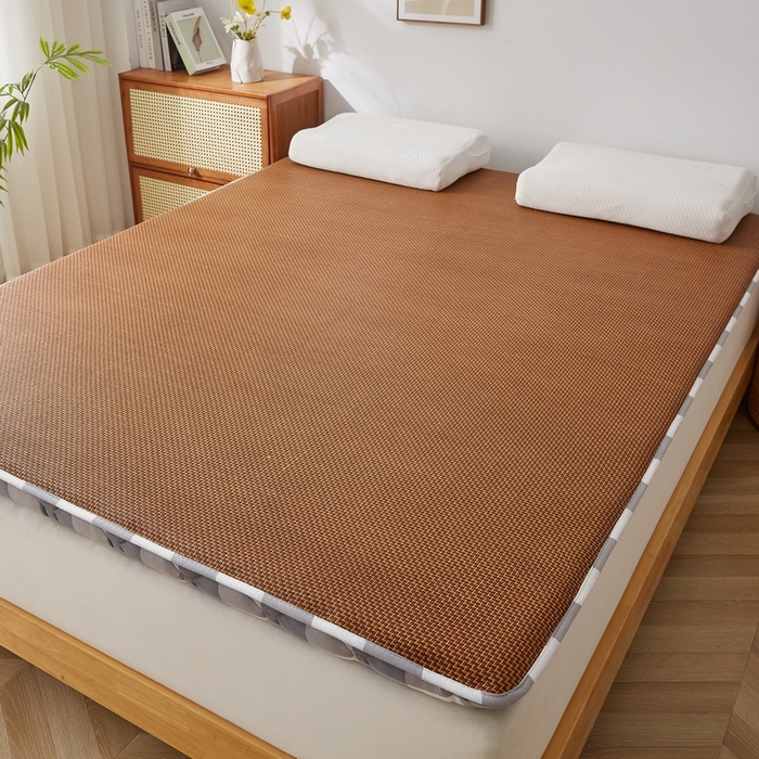 91家纺网 家纺一手货源 找家纺 祁恋婷家居 2025新款A类水洗棉藤席两用床褥 灰大格-藤席床褥