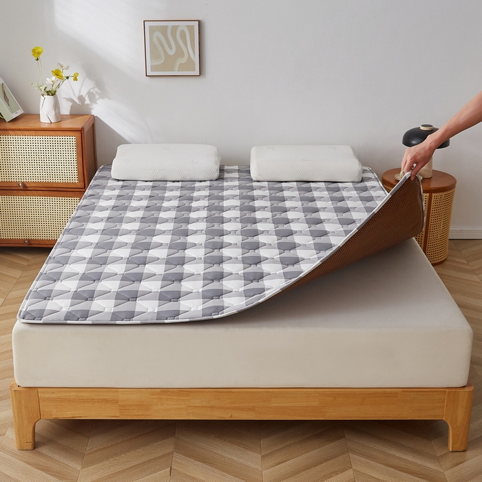 91家纺网 家纺一手货源 找家纺 祁恋婷家居 2025新款A类水洗棉藤席两用床褥 灰大格-藤席床褥