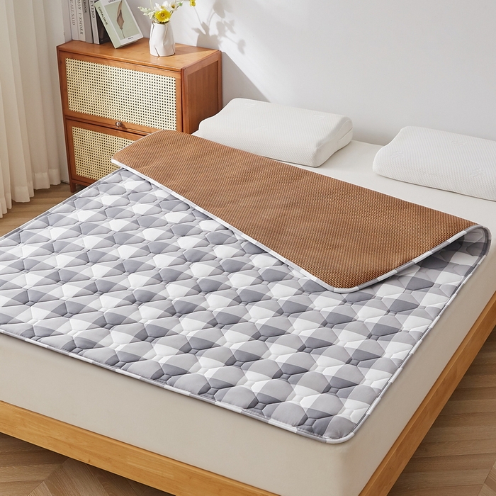 91家纺网 家纺一手货源 找家纺 祁恋婷家居 2025新款A类水洗棉藤席两用床褥 灰大格-藤席床褥