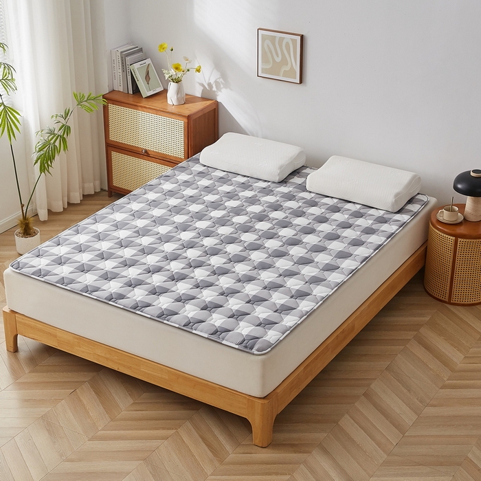 91家纺网 家纺一手货源 找家纺 祁恋婷家居 2025新款A类水洗棉藤席两用床褥 灰大格-藤席床褥