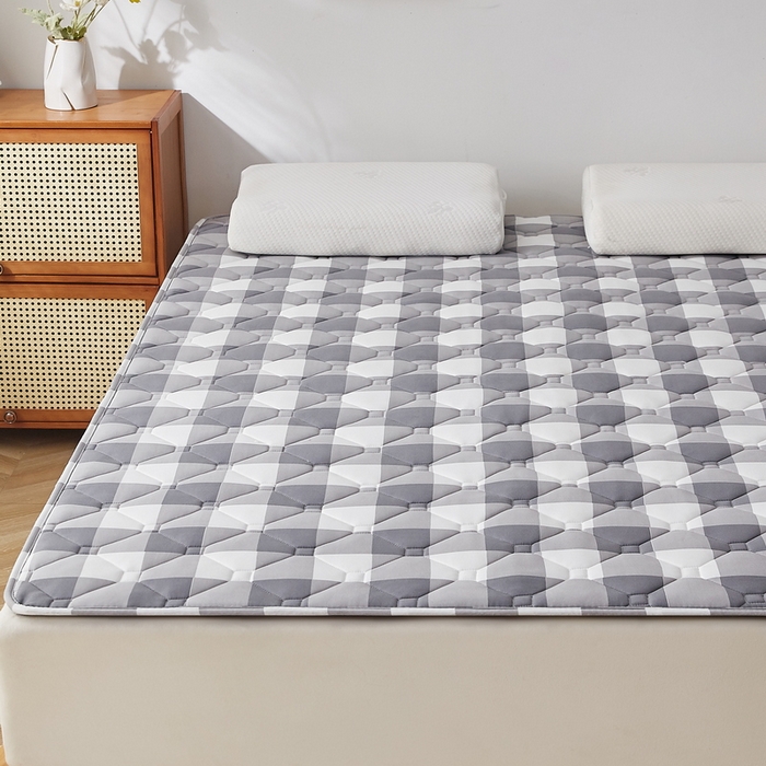 91家纺网 家纺一手货源 找家纺 祁恋婷家居 2025新款A类水洗棉藤席两用床褥 灰大格-藤席床褥