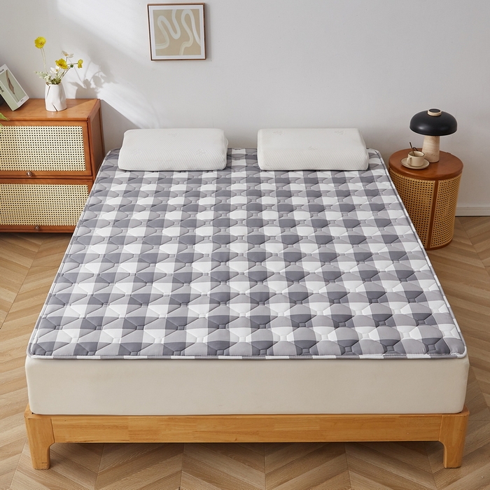 91家纺网 家纺一手货源 找家纺 祁恋婷家居 2025新款A类水洗棉藤席两用床褥 灰大格-藤席床褥