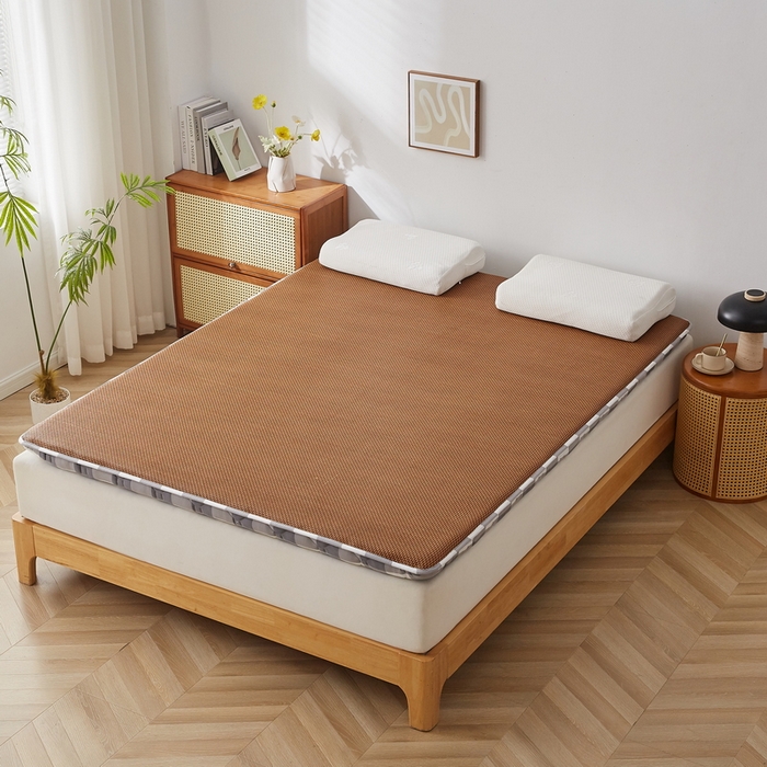 91家纺网 家纺一手货源 找家纺 祁恋婷家居 2025新款A类水洗棉藤席两用床褥 灰大格-藤席床褥