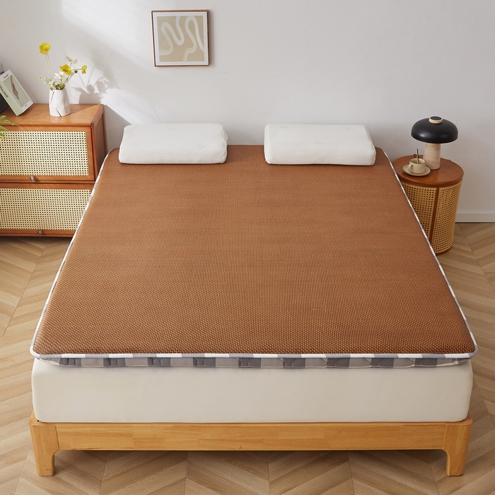 91家纺网 家纺一手货源 找家纺 祁恋婷家居 2025新款A类水洗棉藤席两用床褥 灰大格-藤席床褥