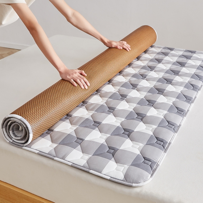 91家纺网 家纺一手货源 找家纺 祁恋婷家居 2025新款A类水洗棉藤席两用床褥 灰大格-藤席床褥