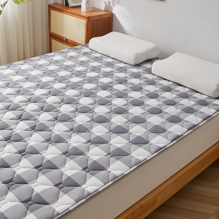 91家纺网 家纺一手货源 找家纺 祁恋婷家居 2025新款A类水洗棉藤席两用床褥 灰大格-藤席床褥