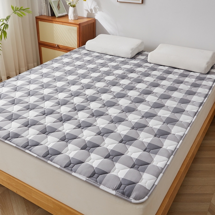 91家纺网 家纺一手货源 找家纺 祁恋婷家居 2025新款A类水洗棉藤席两用床褥 灰大格-藤席床褥