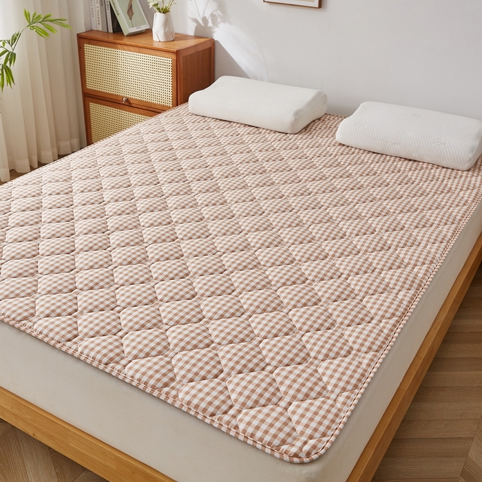 91家纺网 家纺一手货源 找家纺 祁恋婷家居 2025新款A类水洗棉藤席两用床褥 咖小格-藤席床褥