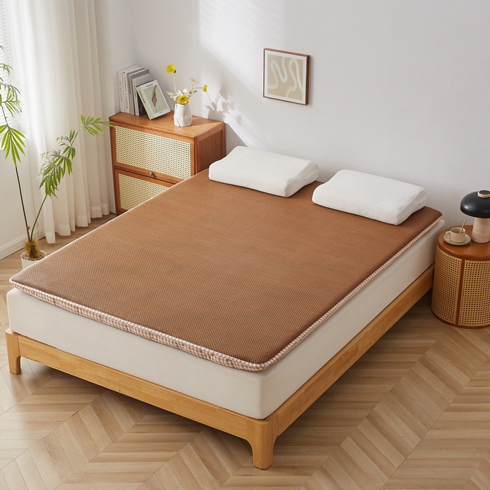 91家纺网 家纺一手货源 找家纺 祁恋婷家居 2025新款A类水洗棉藤席两用床褥 咖小格-藤席床褥