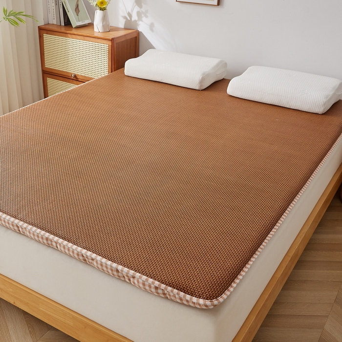 91家纺网 家纺一手货源 找家纺 祁恋婷家居 2025新款A类水洗棉藤席两用床褥 咖小格-藤席床褥