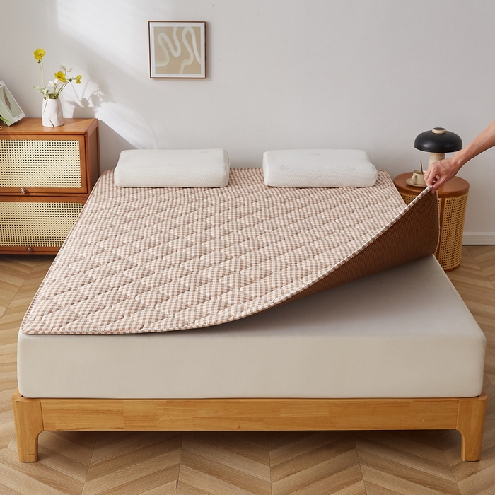 91家纺网 家纺一手货源 找家纺 祁恋婷家居 2025新款A类水洗棉藤席两用床褥 咖小格-藤席床褥