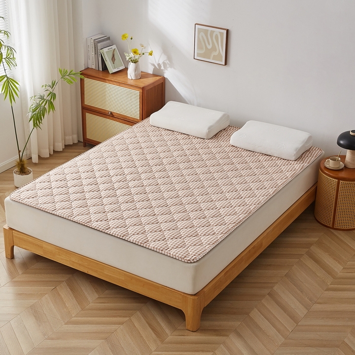 91家纺网 家纺一手货源 找家纺 祁恋婷家居 2025新款A类水洗棉藤席两用床褥 咖小格-藤席床褥