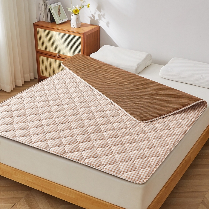 91家纺网 家纺一手货源 找家纺 祁恋婷家居 2025新款A类水洗棉藤席两用床褥 咖小格-藤席床褥