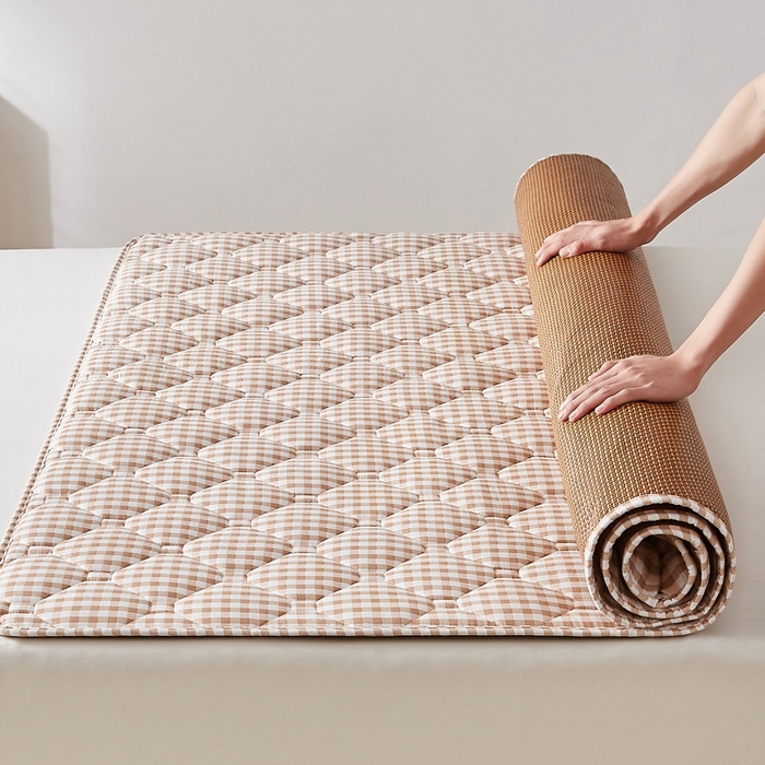 91家纺网 家纺一手货源 找家纺 祁恋婷家居 2025新款A类水洗棉藤席两用床褥 咖小格-藤席床褥