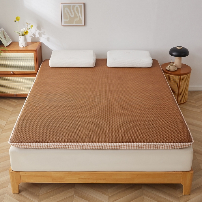 91家纺网 家纺一手货源 找家纺 祁恋婷家居 2025新款A类水洗棉藤席两用床褥 咖小格-藤席床褥