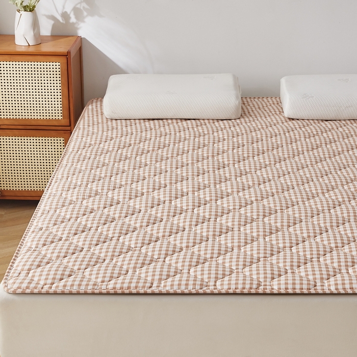 91家纺网 家纺一手货源 找家纺 祁恋婷家居 2025新款A类水洗棉藤席两用床褥 咖小格-藤席床褥