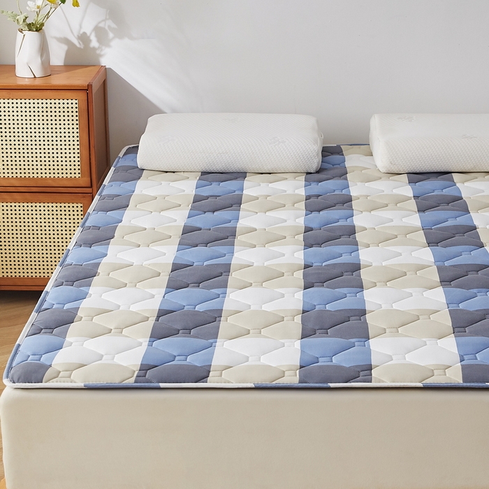 91家纺网 家纺一手货源 找家纺 祁恋婷家居 2025新款A类水洗棉藤席两用床褥 蓝大格-藤席床褥