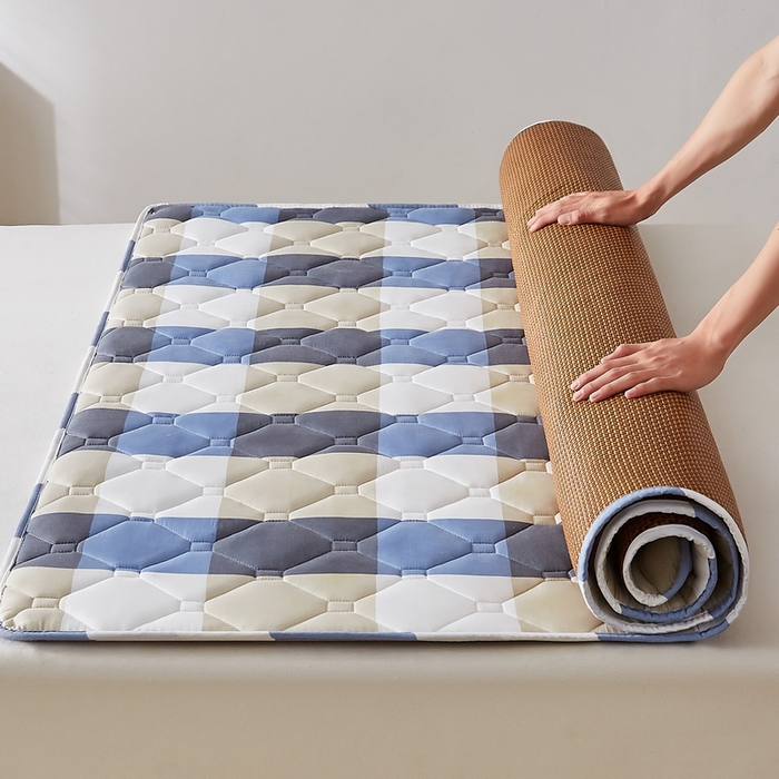 91家纺网 家纺一手货源 找家纺 祁恋婷家居 2025新款A类水洗棉藤席两用床褥 蓝大格-藤席床褥