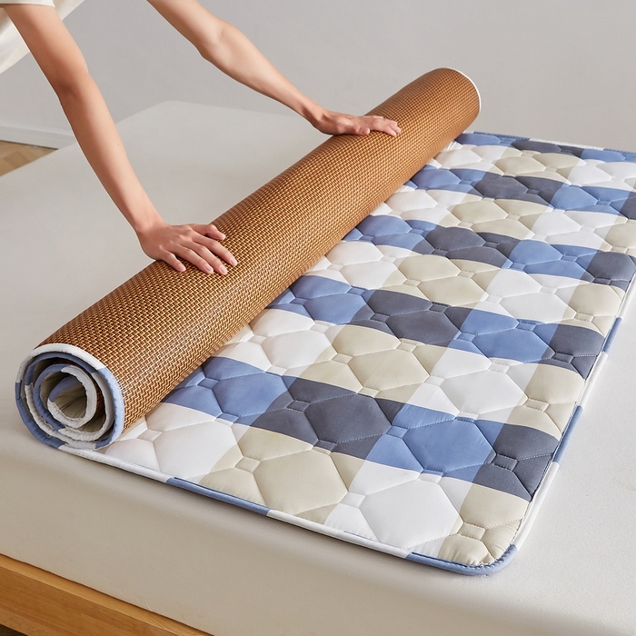 91家纺网 家纺一手货源 找家纺 祁恋婷家居 2025新款A类水洗棉藤席两用床褥 蓝大格-藤席床褥