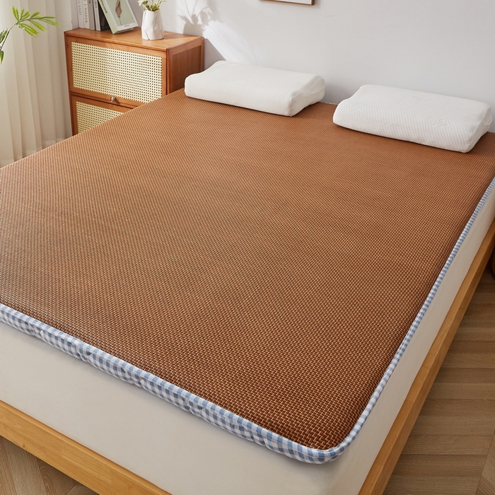 91家纺网 家纺一手货源 找家纺 祁恋婷家居 2025新款A类水洗棉藤席两用床褥 蓝小格-藤席床褥