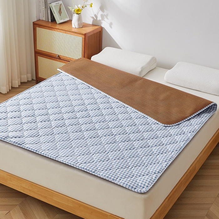 91家纺网 家纺一手货源 找家纺 祁恋婷家居 2025新款A类水洗棉藤席两用床褥 蓝小格-藤席床褥