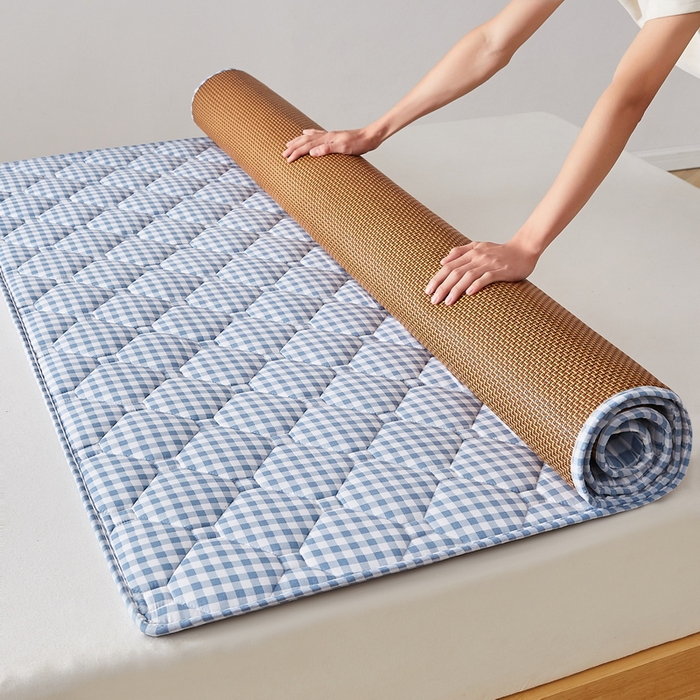 91家纺网 家纺一手货源 找家纺 祁恋婷家居 2025新款A类水洗棉藤席两用床褥 蓝小格-藤席床褥