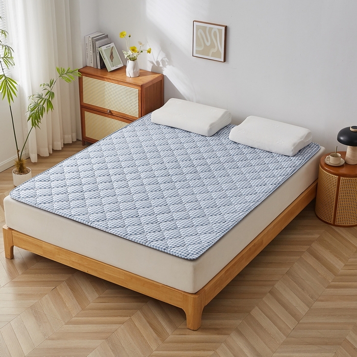 91家纺网 家纺一手货源 找家纺 祁恋婷家居 2025新款A类水洗棉藤席两用床褥 蓝小格-藤席床褥