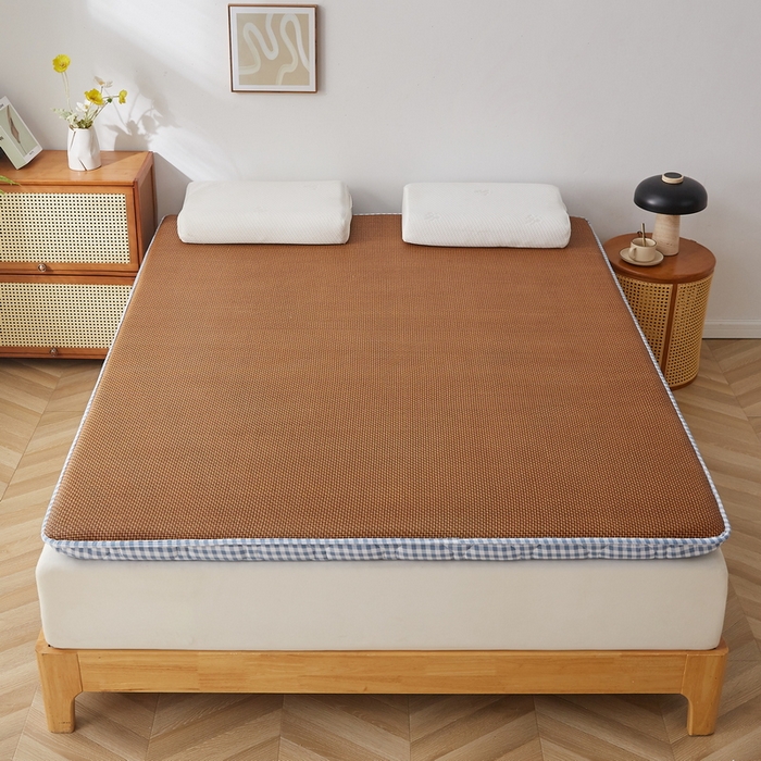 91家纺网 家纺一手货源 找家纺 祁恋婷家居 2025新款A类水洗棉藤席两用床褥 蓝小格-藤席床褥