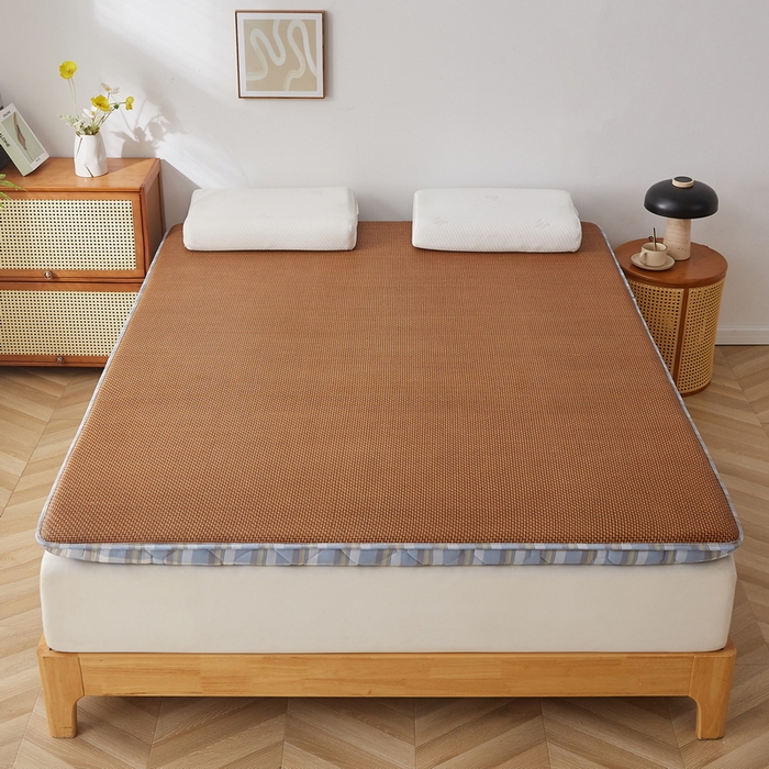 91家纺网 家纺一手货源 找家纺 祁恋婷家居 2025新款A类水洗棉藤席两用床褥 莫兰格-藤席床褥