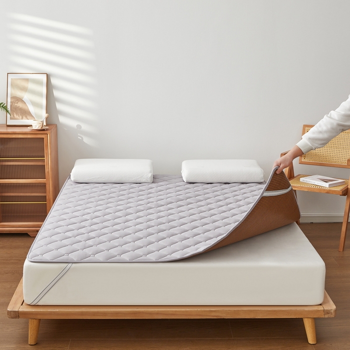 91家纺网 家纺一手货源 找家纺 祁恋婷家居 2025新款A类水洗棉藤席两用床褥 水洗棉灰-藤席床褥