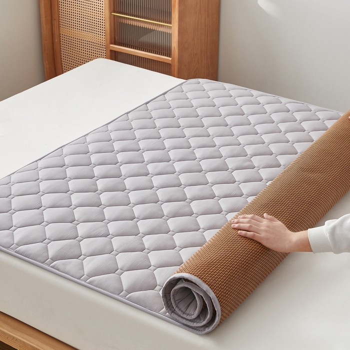 91家纺网 家纺一手货源 找家纺 祁恋婷家居 2025新款A类水洗棉藤席两用床褥 水洗棉灰-藤席床褥