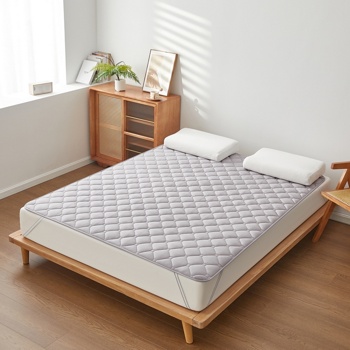 91家纺网 家纺一手货源 找家纺 祁恋婷家居 2025新款A类水洗棉藤席两用床褥 水洗棉灰-藤席床褥