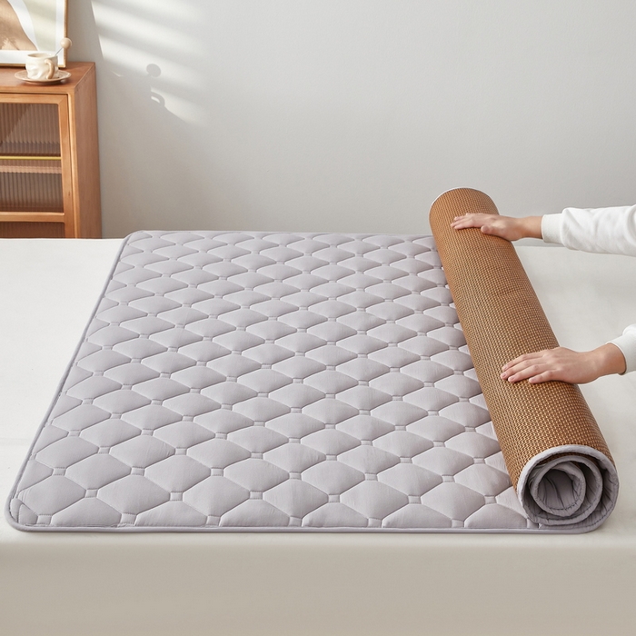 91家纺网 家纺一手货源 找家纺 祁恋婷家居 2025新款A类水洗棉藤席两用床褥 水洗棉灰-藤席床褥